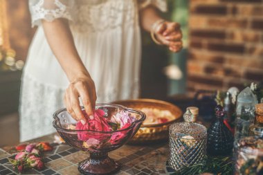 Gül çiçek ve uçucu yağ. Aromaterapi ve Spa