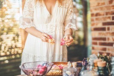 Gül çiçek ve uçucu yağ. Aromaterapi ve Spa