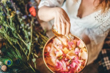 Gül çiçek ve uçucu yağ. Aromaterapi ve Spa