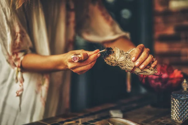 女性の手の中の香儀式の場 — ストック写真