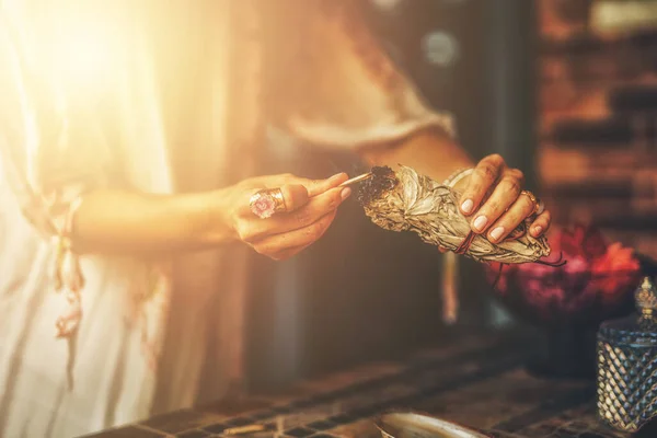 Incienso Una Mano Mujer Espacio Ceremonia —  Fotos de Stock