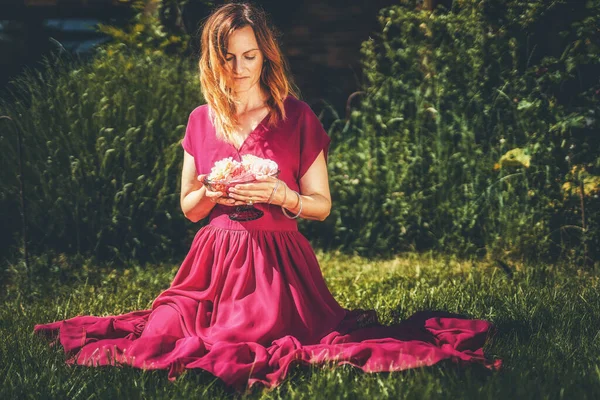 Young Beautiful Woman Rose Flowers Her Hands — Stock Photo, Image
