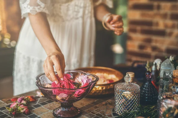 Roze Bloem Essentiële Oliën Spa Aromatherapie — Stockfoto