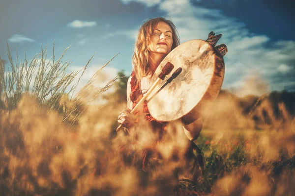 Vacker Shamansk Flicka Spelar Schaman Ram Trumma Naturen — Stockfoto