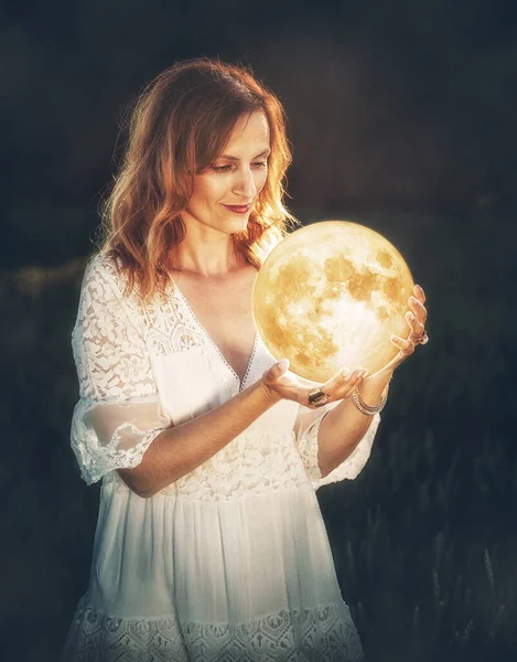 Γυναίκα Κρατώντας Ένα Μεγάλο Λαμπερό Φεγγάρι Σφαίρα — Φωτογραφία Αρχείου