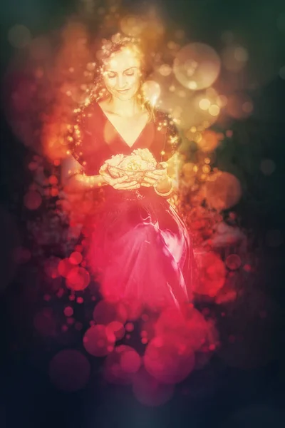 Νέα Όμορφη Γυναίκα Τριαντάφυλλο Λουλούδια Στα Χέρια Της — Φωτογραφία Αρχείου