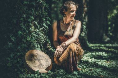 Şaman çerçeveli davul çalan güzel bir şaman kız.