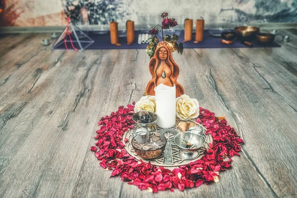 Beautiful Altar Rose Petals Goddess Breasts Ceremony Space — 스톡 사진