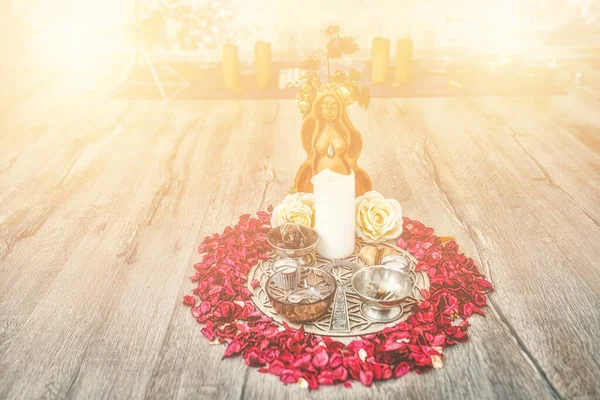 Beautiful Altar Rose Petals Goddess Breasts Ceremony Space — Stockfoto
