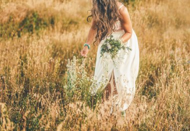 Kadınlar yaz günlerinde güzel bahar çiçekleri toplar.