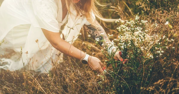 Woman Collects Beautiful Spring Flowers Summer Day — Stock Photo, Image