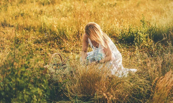 Woman Collects Beautiful Spring Flowers Summer Day — Stockfoto