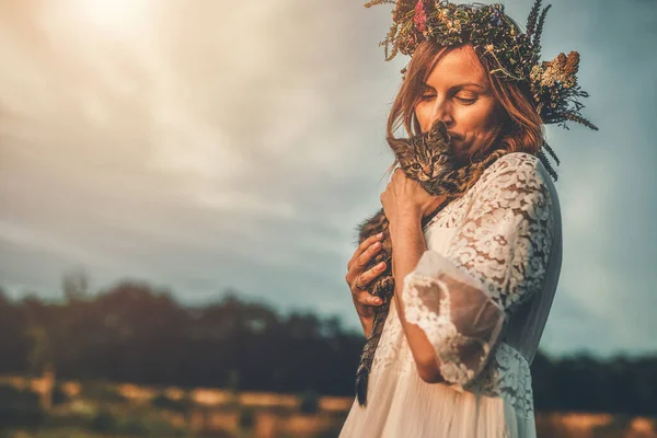 Woman Flower Wreath Sunny Meadow Cat — Photo