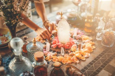 Güzel sunaklar, kristaller ve gül çiçekleri.