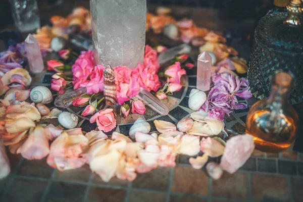 Güzel sunaklar, kristaller ve gül çiçekleri.