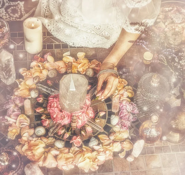 Gyönyörű Oltár Kristályokkal Rózsa Virágokkal — Stock Fotó