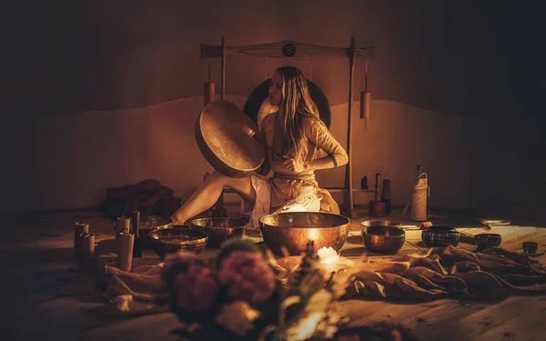 Beautiful Woman Playng Tibetan Bowl Ceremonial Space — Stok fotoğraf