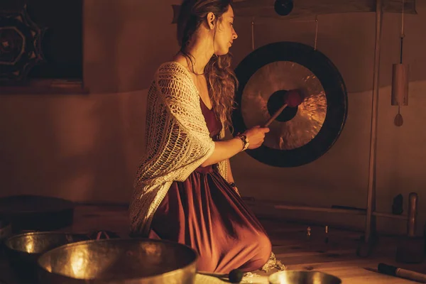 Beautiful Woman Playng Tibetan Bowl Ceremonial Space — Fotografia de Stock