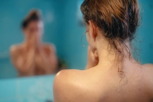 美丽的女人在镜子前洗澡 — 图库照片