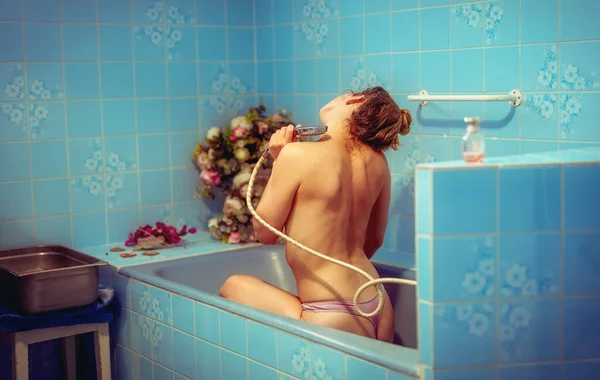 Frau Badet Blick Von Hinten — Stockfoto