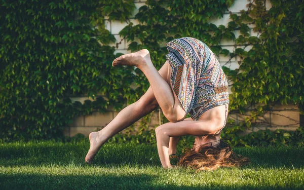 Belle Femme Pratiquant Yoga Dans Jardin — Photo