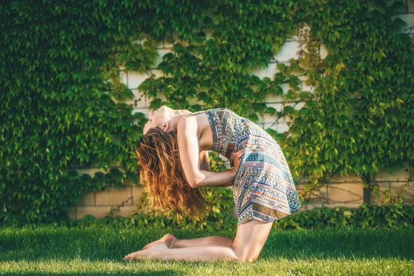 Bella Donna Che Pratica Yoga Giardino — Foto Stock
