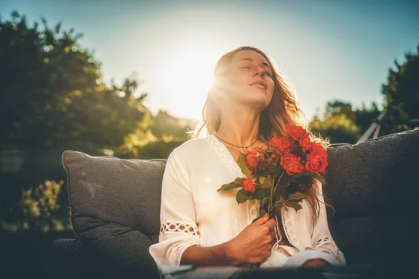 Una Hermosa Mujer Con Ramo Rosas Rojas Mano — Foto de Stock