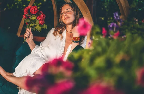 Belle Femme Assise Sur Une Balançoire Bois Avec Bouquet Roses — Photo