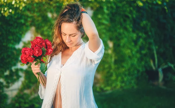 Найкрасивіша Жінка Білій Сукні Трояндами Руці — стокове фото