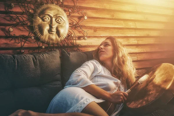 Beautiful Shamanic Woman Playing Shaman Frame Drum — Foto de Stock