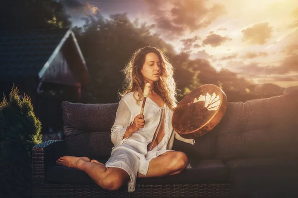 Beautiful Shamanic Woman Playing Shaman Frame Drum — Stockfoto