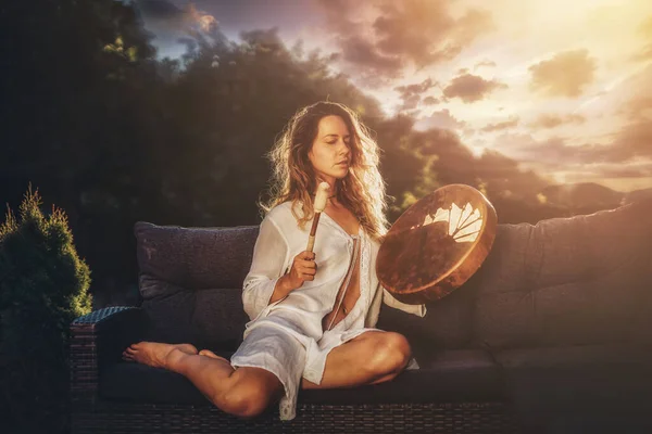 Beautiful Shamanic Woman Playing Shaman Frame Drum — Stockfoto