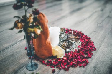 Gül yapraklı güzel sunak. seremoni alanı