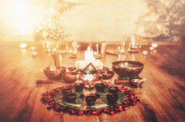 Gül yaprakları ve mumlarla sunak çok güzel. Kakao merasim alanı