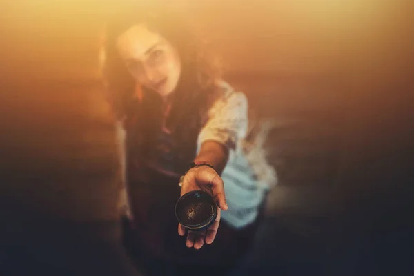 曹操式 心臓開薬 儀式の場 女性の手でカカオカップ — ストック写真
