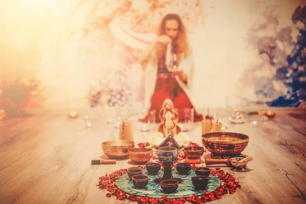 Soundhealing Mooie Vrouw Spelen Kristallen Kommen Cacao Ceremonie — Stockfoto