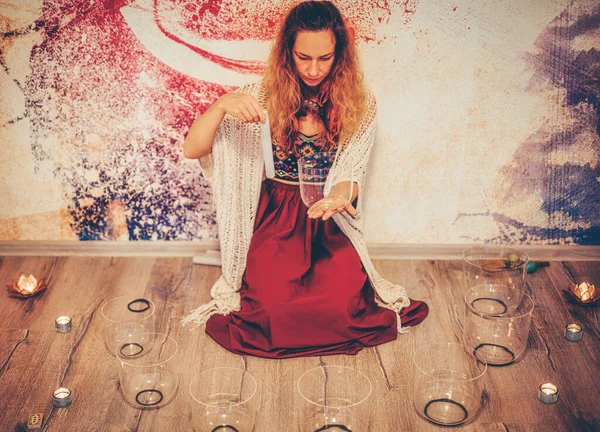 Звук Исцеления Красивая Женщина Играет Хрустальные Чаши Церемонии Какао — стоковое фото