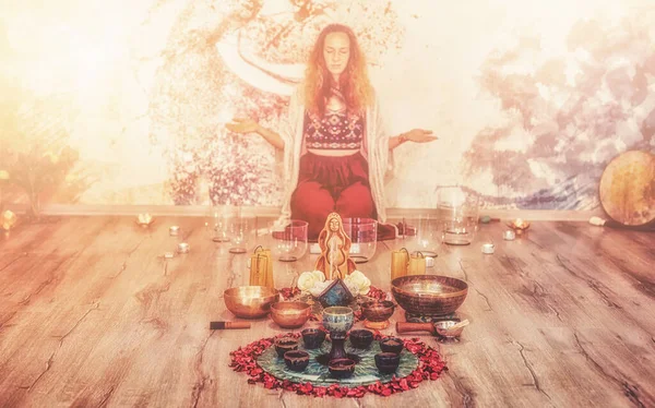 Soundhealing Όμορφη Γυναίκα Παίζει Κρυστάλλινα Μπολ Στην Τελετή Κακάο — Φωτογραφία Αρχείου