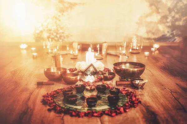 Schöner Altar Mit Rosenblättern Und Kerze Raum Für Kakaozeremonien — Stockfoto