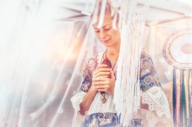 Kakao töreni, kalp açıcı tıp. Şaman tören alanı. Elinde kakao çekirdeği olan bir kadın.