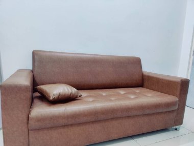 Güzel yastıklar beyaz ahşap arka planda, kanepede.