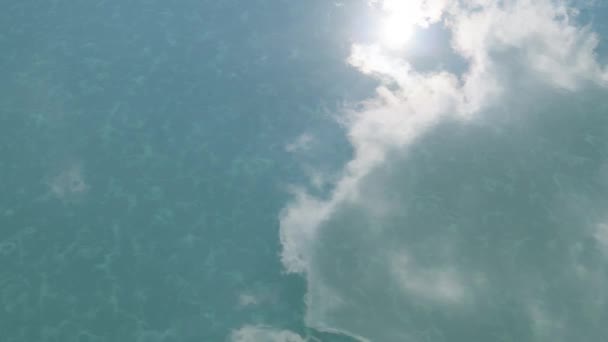 阳光灿烂的日子里，海面上的水循环。美丽而平静的水面质感,映衬着云彩和阳光的波浪.4K中的流行抽象自然背景 — 图库视频影像