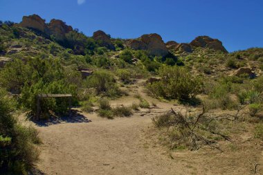 Vasquez Kayaları Ulusal Parkı Kaliforniya 'da dağlar ve eşsiz kaya oluşumları ile yer almaktadır. 