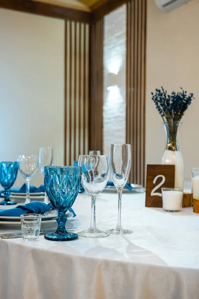 Λεπτομέρεια Γαμήλιου Δείπνου Τραπεζαρία Ρύθμιση Τραπέζι Μπλε Χαρτοπετσέτες Και Ποτήρια — Φωτογραφία Αρχείου