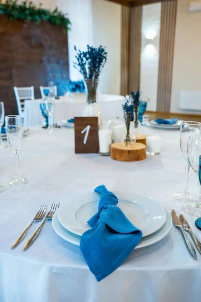 Λεπτομέρεια Γαμήλιου Δείπνου Τραπεζαρία Ρύθμιση Τραπέζι Μπλε Χαρτοπετσέτες Και Ποτήρια — Φωτογραφία Αρχείου