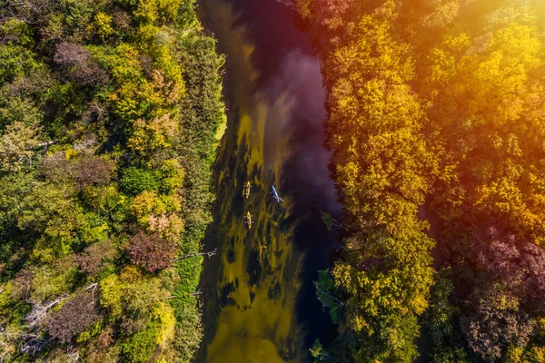 Turystyka Wodna Trzy Kajaki Rzece Widok Góry Żółte Niebieskie Kajaki — Zdjęcie stockowe