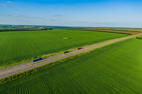 Konvooien Met Lading Rode Groene Blauwe Vrachtwagens Rijden Asfaltweg Langs — Stockfoto