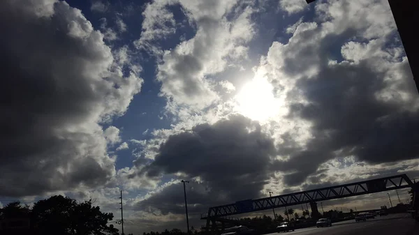 Тёмно Белые Облака Стоят Фоне Голубого Неба Над Переходами Пешеходными — стоковое фото