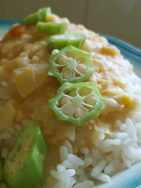 Few Slices Okra Slices Garnish Some Split Peas Rice White — ストック写真