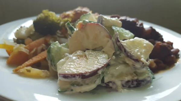 Scrumptious Vegetarian Meal Baked Potatoes Broccoli Mixed Vegetables Also Scoop — Stockfoto